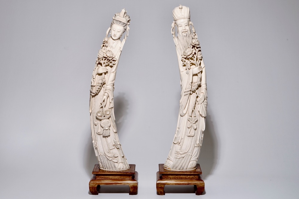 Een paar grote Chinese ivoren sculpturen van een man en vrouw, ca. 1900